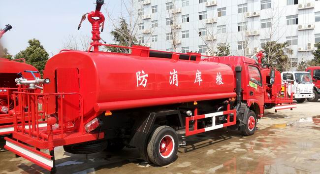 東風大多利卡消防水車(6-8T)一車兩用,即可用作消防車,同時用于綠化灑水車,是一款多功能型消防車。消防車功能:該車安裝了后置式消防泵,工作壓力在1.0 Mpa,在發(fā)生為災時啟動消防泵,關閉灑水功能閥門,操作消防炮,射程達45米以上,消防炮流量大,射程遠,即可滅火。