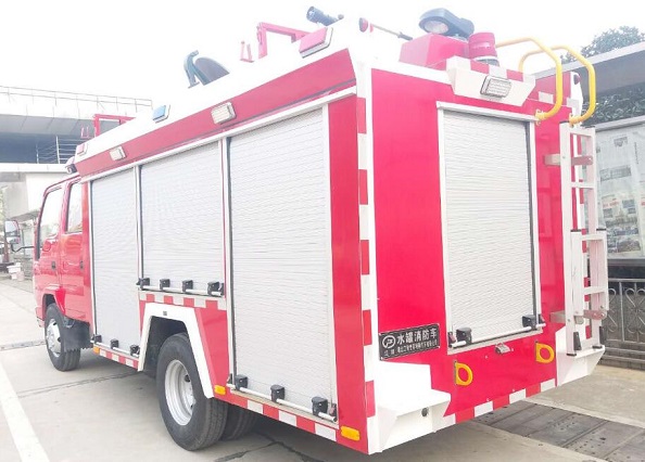 五十鈴水罐消防車(2-2.5T)罐體總容積為2噸-2.5噸,底盤采用五十鈴鈴二類底盤QL1070A6HWY