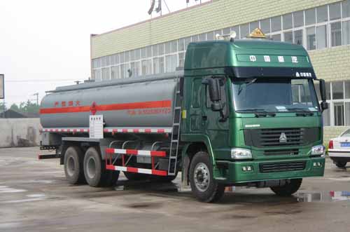 斯太爾后八輪雙橋運(yùn)油車(chē)